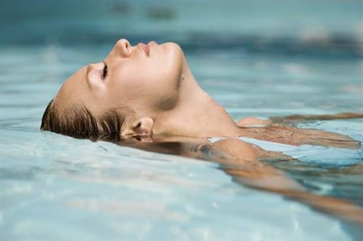 Šta uzrokuje grčeve u mišićima tokom plivanja?