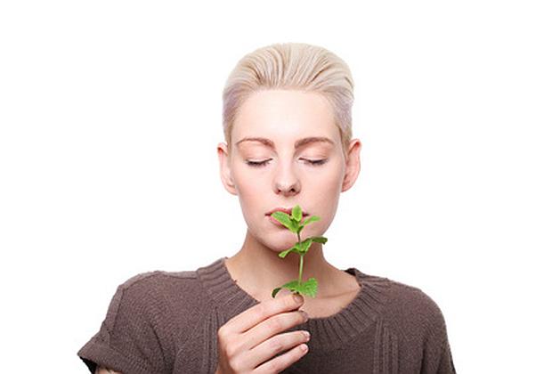 junge frau riecht am pfefferminz