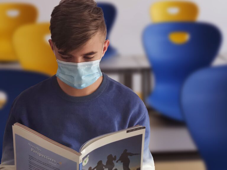 Maske u školama biće obavezne, a sad znamo i koje: Cene danas nešto niže nego u prvom talasu