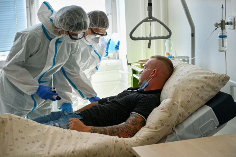 LEKARI OTKRILI 7 ZNAKOVA DA STE VEĆ PRELEŽALI KORONU: Opasni VIRUS se širio mnogo pre nego što smo mislili